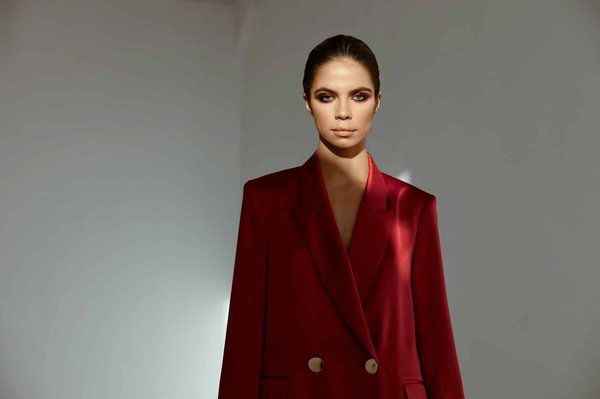 Quelles astuces pour intégrer des vestes en laine bouclée dans une tenue casual chic?