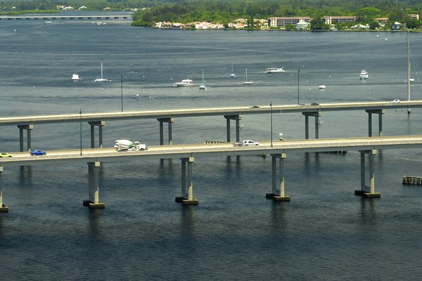 Quels styles de colliers privilégier pour des tenues avec des cols en V?