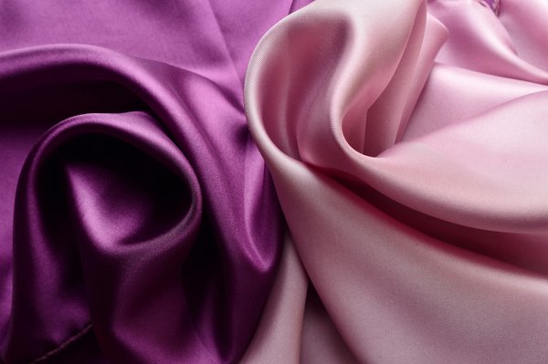 Comment intégrer des pièces en satin dans une tenue quotidienne?