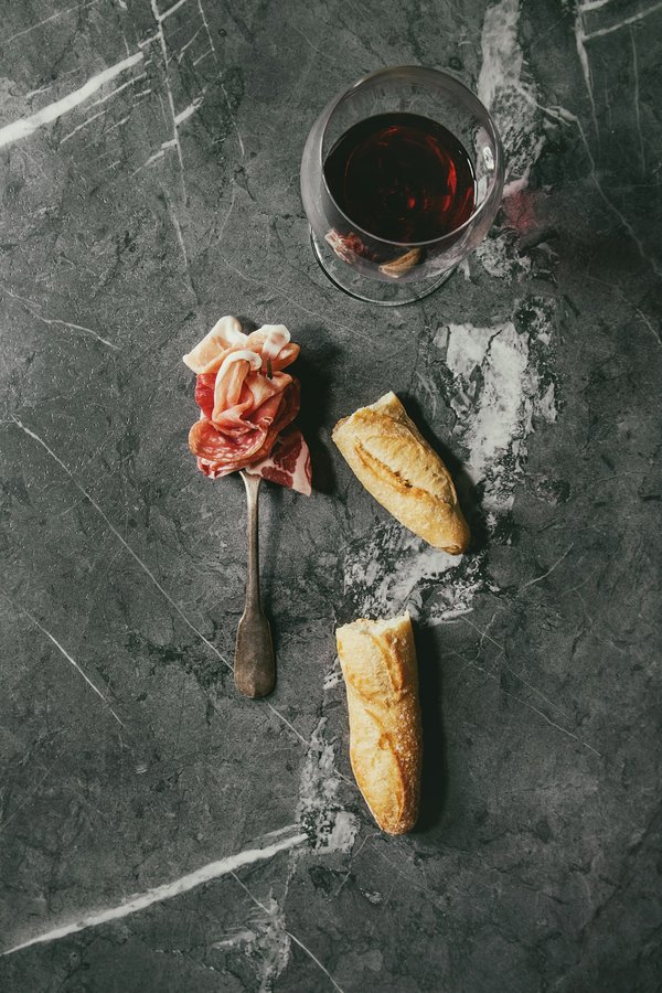 Comment assortir des bijoux en laiton avec des tenues vintage pour un style unique?